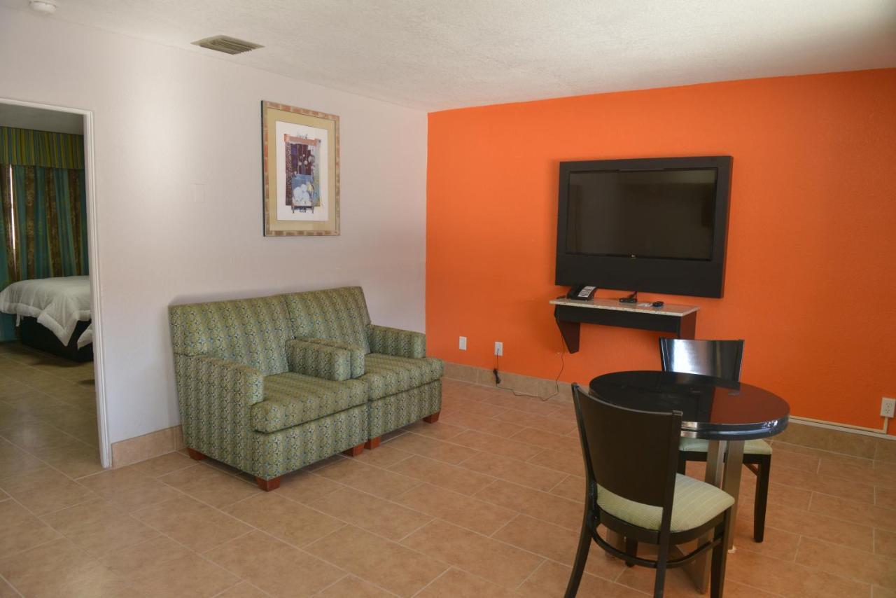 Rodeway Inn & Suites Winter Haven Chain Of Lakes エクステリア 写真